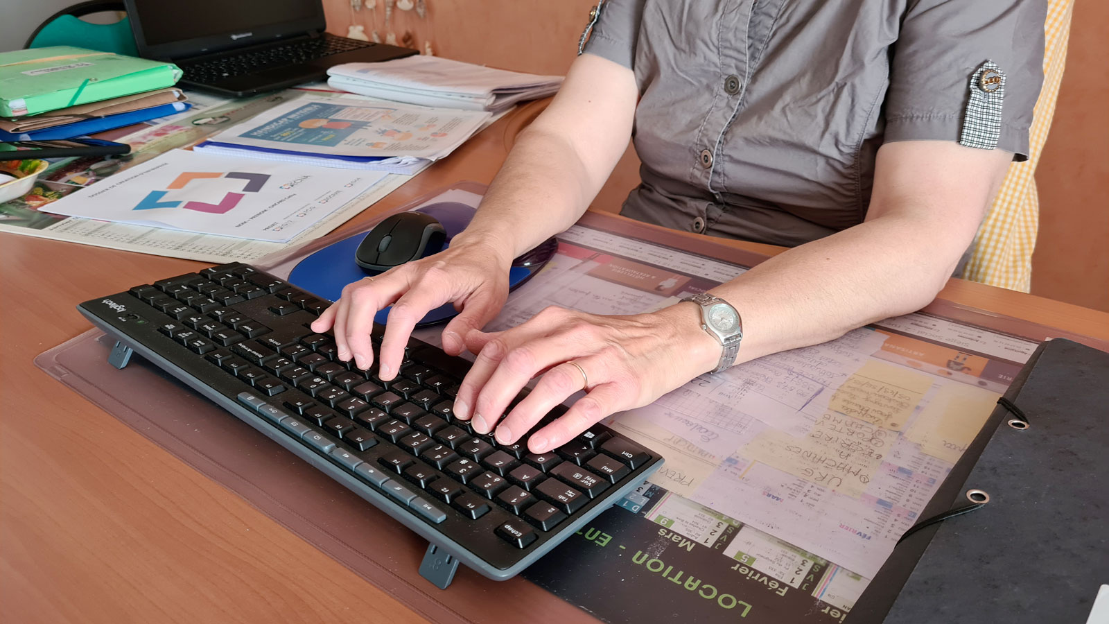 Cathy qui prend des notes sur un clavier.