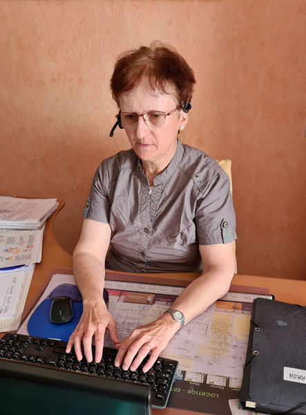 Cathy Chicard prend un appel téléphonique